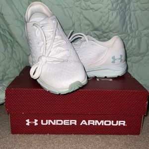 Size 8 women’s Hovr Sonic 3 white/mint